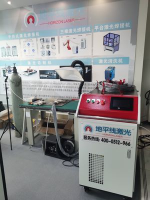 2KW 3 robot tenu dans la main de puissance du CEI de la soudeuse 15m de laser de phase