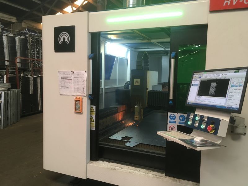 Tableau d'échange de la découpeuse IPG max 3015 de laser de fibre de commande numérique par ordinateur de 1500W 4000W avec la couverture
