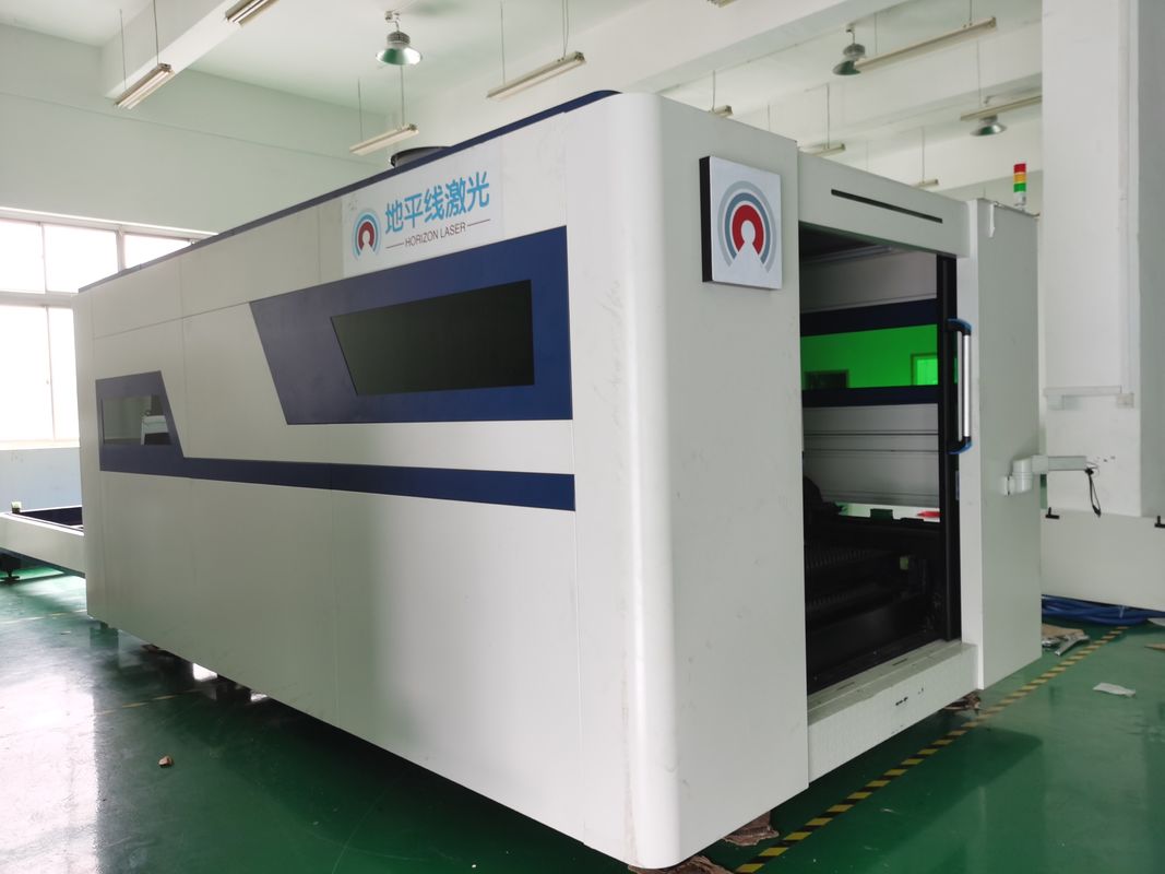 Tableau d'échange de la découpeuse IPG max 3015 de laser de fibre de commande numérique par ordinateur de 1500W 4000W avec la couverture