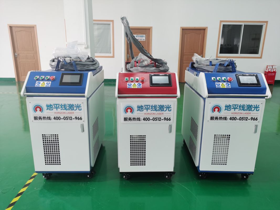 CE tenu dans la main de la machine 1500W de soudure laser de l'onde entretenue 1080nm avec le réfrigérateur