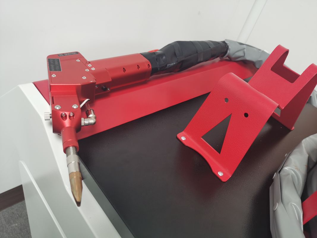 conception ergonomique de laser de 1000W 1080nm de modes tenus dans la main de la soudeuse 6
